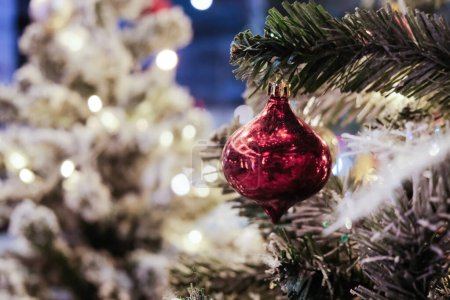 Foto de Bola de Navidad en la rama de pino fondo borroso feliz año nuevo - Imagen libre de derechos