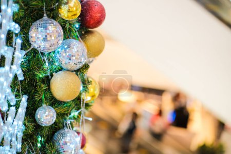 Foto de Árbol de bolas de Navidad con borrosa bokeh abstracto espacio de copia feliz Navidad Feliz año nuevo - Imagen libre de derechos