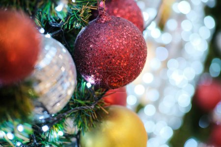 Téléchargez les photos : Arbre à billes de Noël avec bokeh flou abstrait espace de copie de fond joyeux Noël Bonne année - en image libre de droit
