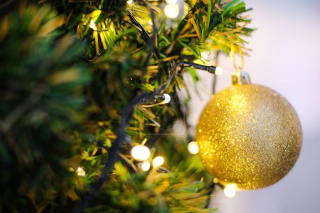 Foto de Árbol de bolas de Navidad con borrosa bokeh abstracto espacio de copia feliz Navidad Feliz año nuevo - Imagen libre de derechos