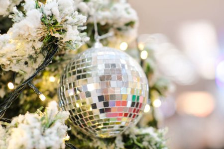 Téléchargez les photos : Arbre à billes de Noël avec bokeh flou abstrait espace de copie de fond joyeux Noël Bonne année - en image libre de droit