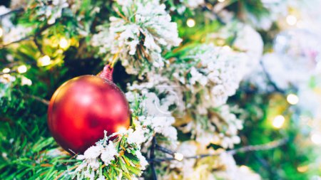 Foto de Adorno de bola de Navidad en pino borroso fondo bokeh temporada de invierno feliz x mas - Imagen libre de derechos