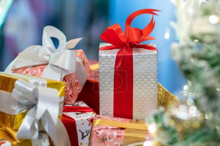 Téléchargez les photos : Coffrets cadeaux de Noël à côté de l'arbre de Noël - en image libre de droit