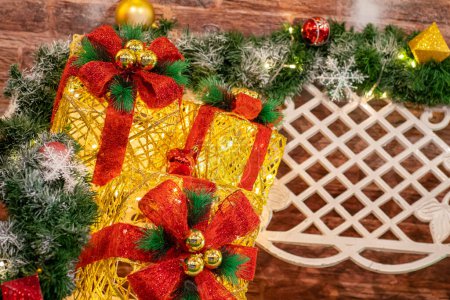 Téléchargez les photos : Coffrets cadeaux de Noël à côté de l'arbre de Noël - en image libre de droit
