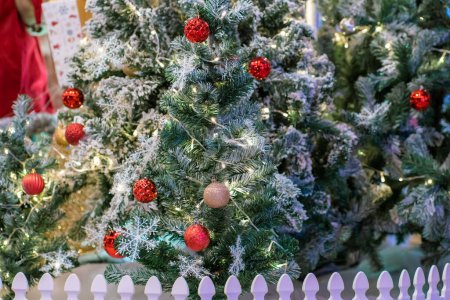 Foto de Árbol de Navidad con decoraciones escena de la noche Feliz Navidad - Imagen libre de derechos