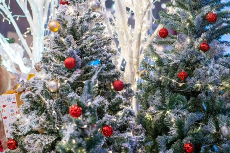 Foto de Árbol de Navidad con decoraciones escena de la noche Feliz Navidad - Imagen libre de derechos