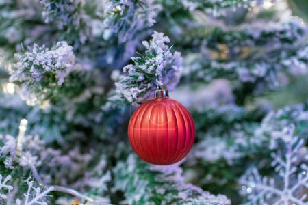 Téléchargez les photos : Arbre de Noël avec décorations scène de nuit joyeux Noël - en image libre de droit