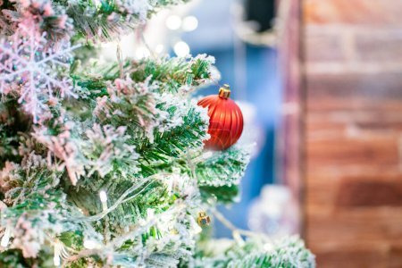 Téléchargez les photos : Arbre de Noël avec décorations scène de nuit joyeux Noël - en image libre de droit