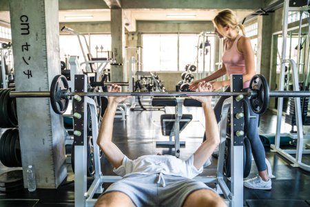 Foto de Estilo de vida saludable pareja ejercicio entrenamiento con pesas deporte en el gimnasio, pareja caucásica - Imagen libre de derechos