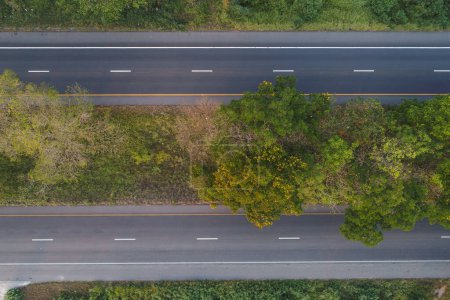 Téléchargez les photos : Vue aérienne transport rural asphalte route avec véhicule dans la forêt nature transport industrie - en image libre de droit