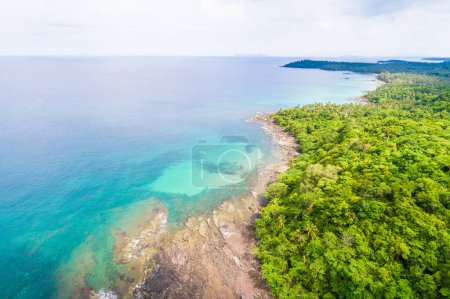 Foto de Playa de mar exótica con agua de mar azul, vista aérea, vacaciones de verano en Koh Kood, Tailandia - Imagen libre de derechos