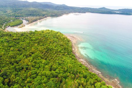 Téléchargez les photos : Plage de mer exotique avec eau de mer azur, vue aérienne, vacances d'été à Koh Kood, Thaïlande - en image libre de droit