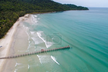 Foto de Vista aérea de la playa de arena con agua turquesa, concepto de vacaciones de verano, paisaje natural - Imagen libre de derechos