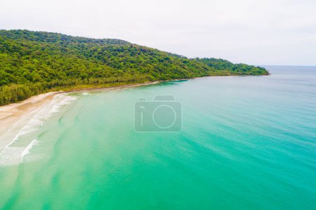 Téléchargez les photos : Vue aérienne sur la plage de sable avec eau turquoise, concept de vacances d'été, paysage naturel - en image libre de droit