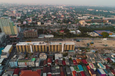 Foto de Vista aérea de edificios de oficinas de la ciudad de Bangkok Tailandia amanecer por la mañana - Imagen libre de derechos