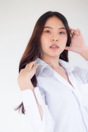 Téléchargez les photos : Belle asiatique cheveux longs 20s femme portrait sur fond blanc belle femme d'affaires - en image libre de droit