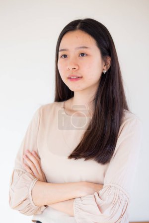 Foto de Hermosa asiático largo cabello 20s mujer retrato en blanco fondo hermosa mujer de negocios - Imagen libre de derechos