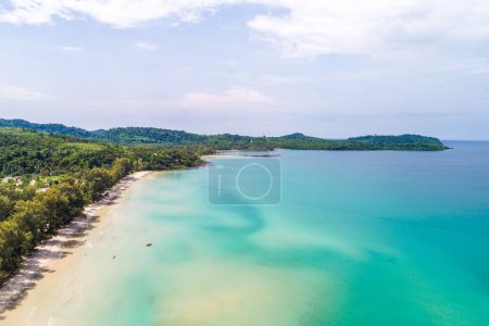 Téléchargez les photos : Mer exotique vague plage azur mer eau vue aérienne vacances d'été Koh Kood Thaïlande - en image libre de droit
