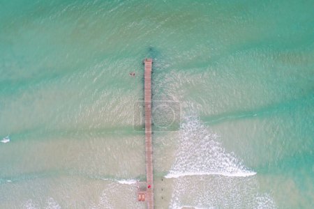 Foto de Vista aérea blanco snad playa ola turquesa agua verano vacaciones concepto naturaleza paisaje - Imagen libre de derechos