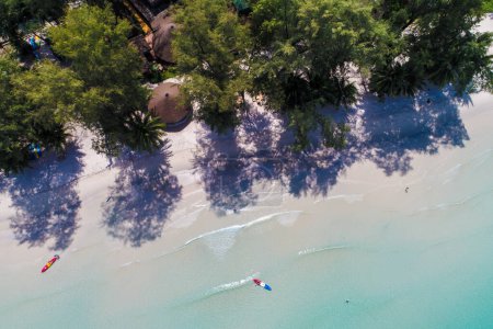 Téléchargez les photos : Plage de vagues de mer exotique avec eau de mer azur, vue aérienne, vacances d'été Koh Kood Thaïlande - en image libre de droit