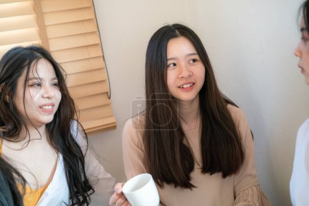 Téléchargez les photos : Belle asiatique affaires femmes groupe matin parler ensemble et boire coff sur lit, ami groupe - en image libre de droit