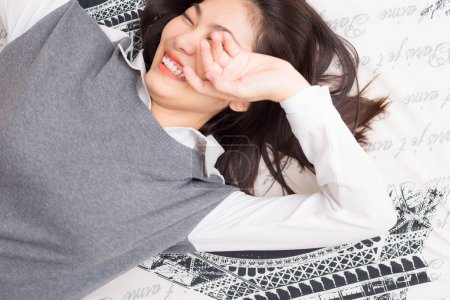 Téléchargez les photos : Lunettes femmes se détendre couché sur le lit couverture blanche - en image libre de droit