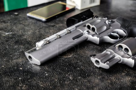 Foto de Cañón corto y largo de revólver magnum .44 concepto de defensa personal pistola de acero inoxidable - Imagen libre de derechos