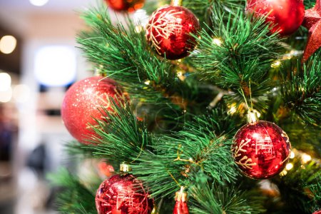 Téléchargez les photos : Concept de célébration de Noël avec des boules suspendues sur le pin fond flou, Vacances d'hiver - en image libre de droit