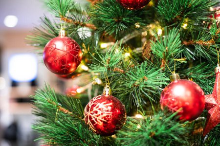 Téléchargez les photos : Concept de célébration de Noël avec des boules suspendues sur le pin fond flou, Vacances d'hiver - en image libre de droit