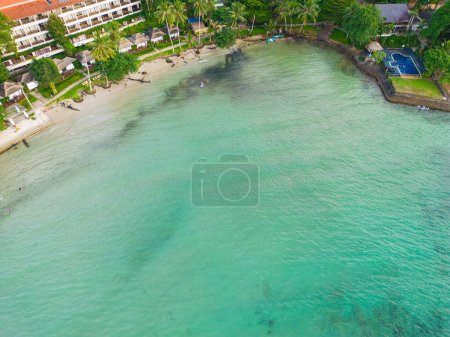 Foto de Vista aérea mar playa ola arena blanca playa con bosque de árboles verdes verano vacaciones fondo - Imagen libre de derechos