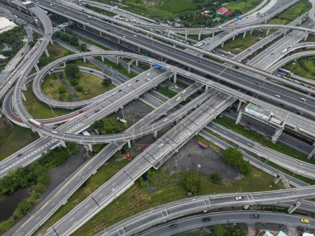 Foto de Vista aérea ciudad cruce carretera con el movimiento de vehículos industria del transporte - Imagen libre de derechos