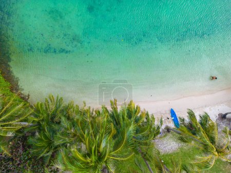 Foto de Vista aérea mar playa ola arena blanca playa con bosque de árboles verdes verano vacaciones fondo - Imagen libre de derechos
