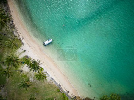 Téléchargez les photos : Vue aérienne mer plage vague sable blanc plage avec forêt verdoyante vacances d'été fond - en image libre de droit