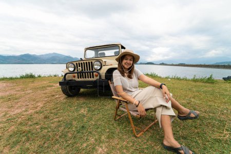 Téléchargez les photos : Aventure femme Voyage en forêt avec le camping de voiture - en image libre de droit