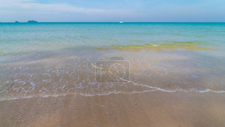 Téléchargez les photos : Mer plage vague clair turquoise eau de mer sable lisse ciel bleu avec nuage vacances d'été fond - en image libre de droit