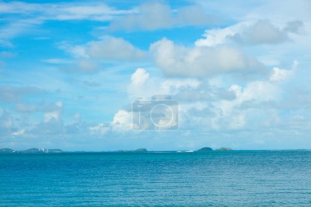 Foto de Mar tropical playa ola contra el cielo azul con nubes esponjosas naturaleza paisaje - Imagen libre de derechos