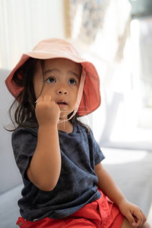 Téléchargez les photos : Adorable asiatique 3 année enfant appréciant dans coffee shop enfant jouer dans café - en image libre de droit