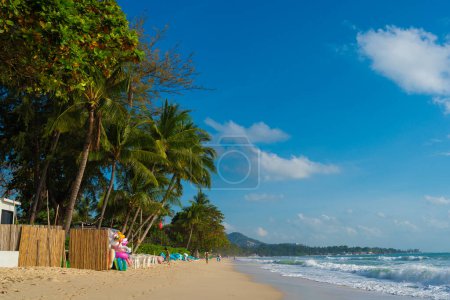 Téléchargez les photos : Mer plage vague sable blanc plage matin lever de soleil nature paysage vacances concept - en image libre de droit