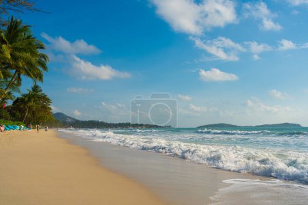 Téléchargez les photos : Mer plage vague sable blanc plage matin lever de soleil nature paysage vacances concept - en image libre de droit
