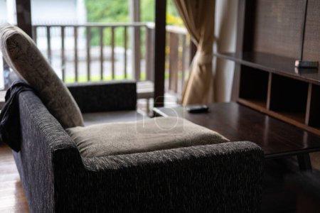 Foto de Sofá sillón de lujo en habitación de hotel superior con fondo de cortina de cerca - Imagen libre de derechos