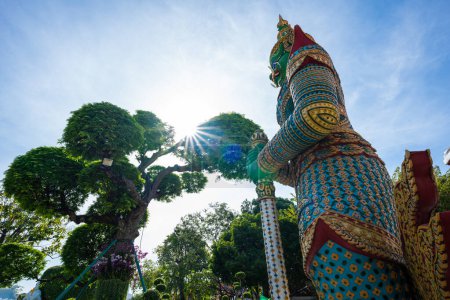 Téléchargez les photos : Portes de la salle d'ordination avec statues de géants, gardiens des démons à Wat Arun. Temple célèbre à Bangkok, Thaïlande. - en image libre de droit