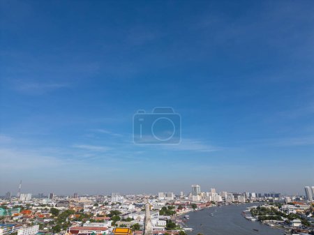 Foto de Vista aérea Pagoda en Wat Arun o Templo del amanecer un punto de referencia turístico cerca del río Chao Phra Ya en Bangkok Tailandia. - Imagen libre de derechos