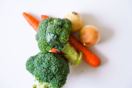 Foto de Grupo de verde brócoli calabaza amarilla y naranja zanahoria vegetal sobre fondo blanco - Imagen libre de derechos