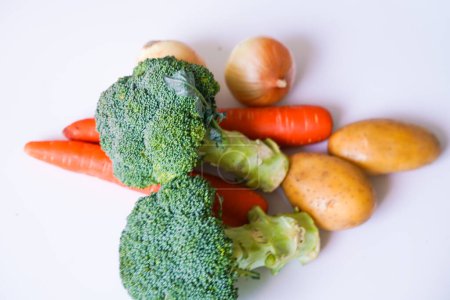Téléchargez les photos : Groupe de vert brocoli jaune citrouille et orange carotte légume sur fond blanc - en image libre de droit