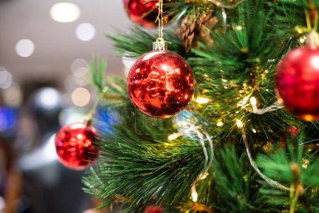 Téléchargez les photos : Noel concept de célébration avec boule rouge pendaison décorer cadeau sur pin fond flou, Vacances d'hiver - en image libre de droit