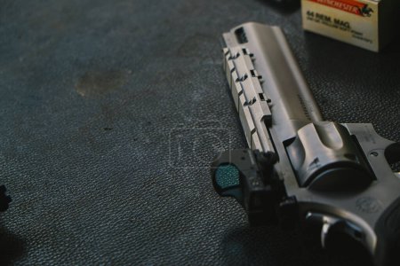 Téléchargez les photos : Canon court et long de .44 magnum revolver en acier inoxydable concept de défense personnelle - en image libre de droit