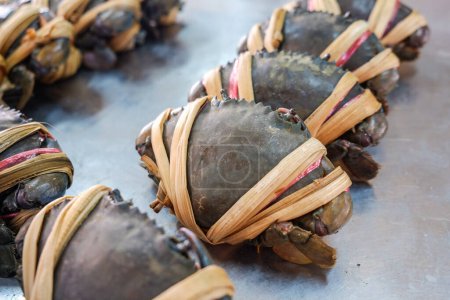 Téléchargez les photos : Vente de crabes de mer vivants frais sur le marché de la pêche fruits de mer - en image libre de droit