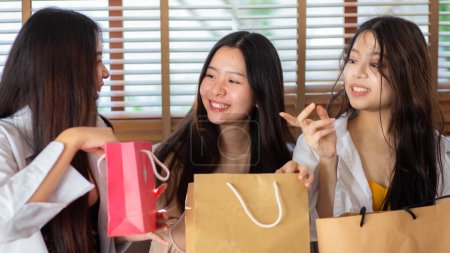 Foto de Mujer hermosa moda feliz con bolsa de compras de papel hablando juntos en el concepto de cliente de marketing de oficina en casa - Imagen libre de derechos