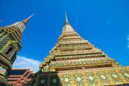 Téléchargez les photos : Temple pagode bouddhiste soleil jour ciel bleu à Bangkok, Thaïlande - en image libre de droit