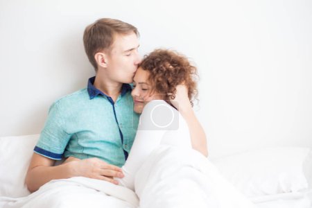 Foto de Pareja de amor acostada en la cama blanca en la mañana feliz y llevando juntos la relajación del amor - Imagen libre de derechos
